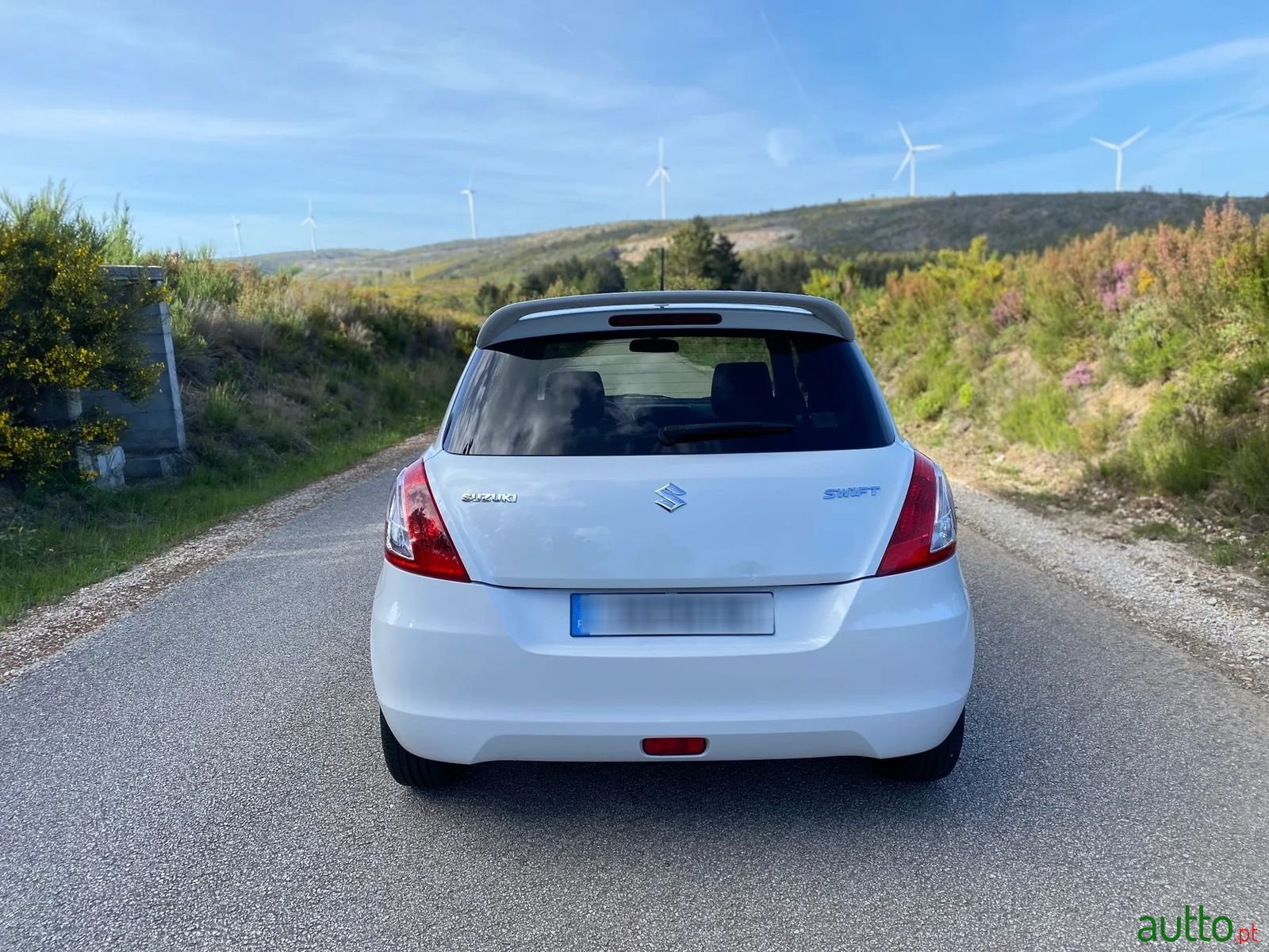 2011' Suzuki Swift photo #3
