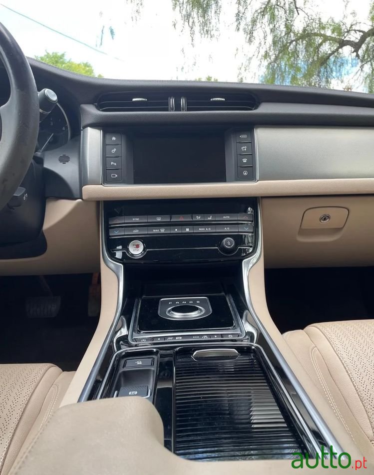 2016' Jaguar XF photo #2
