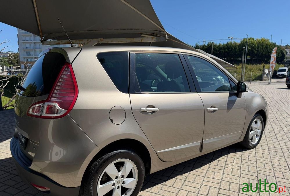 2010' Renault Scenic photo #4