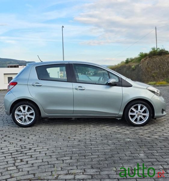 2012' Toyota Yaris photo #5