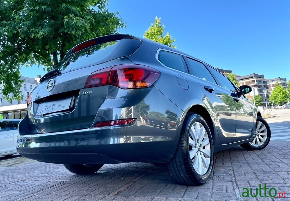 2011' Opel Astra Sports Tourer photo #2