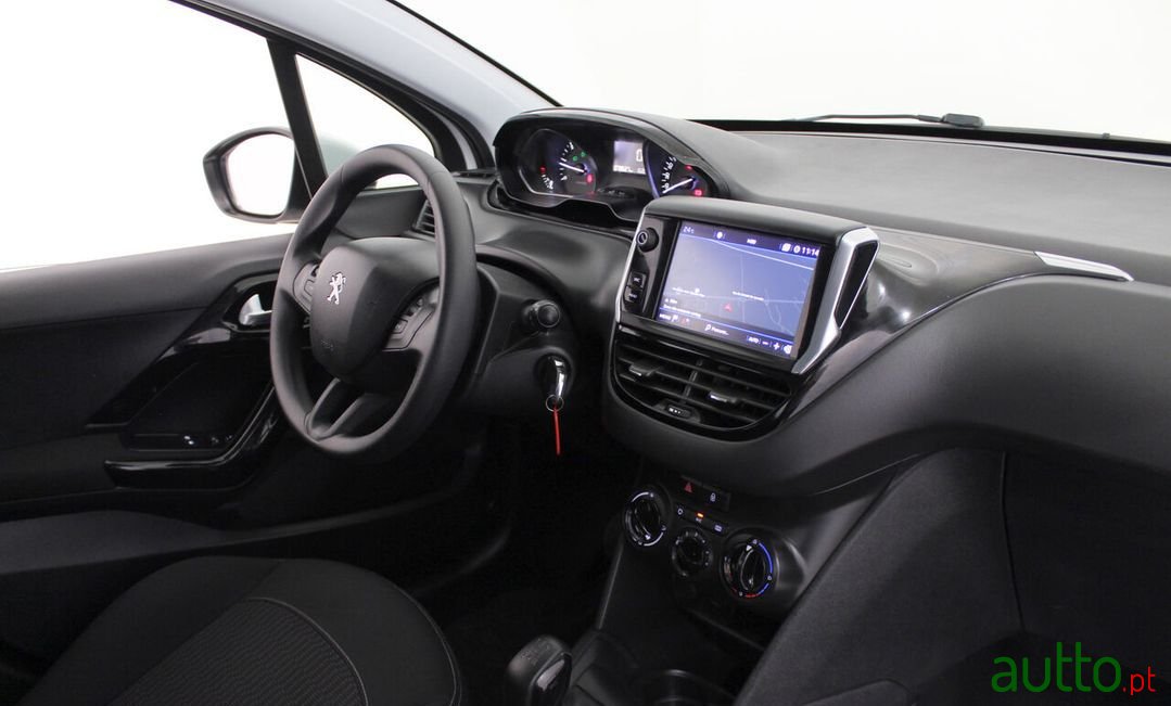 2017' Peugeot 208 photo #5