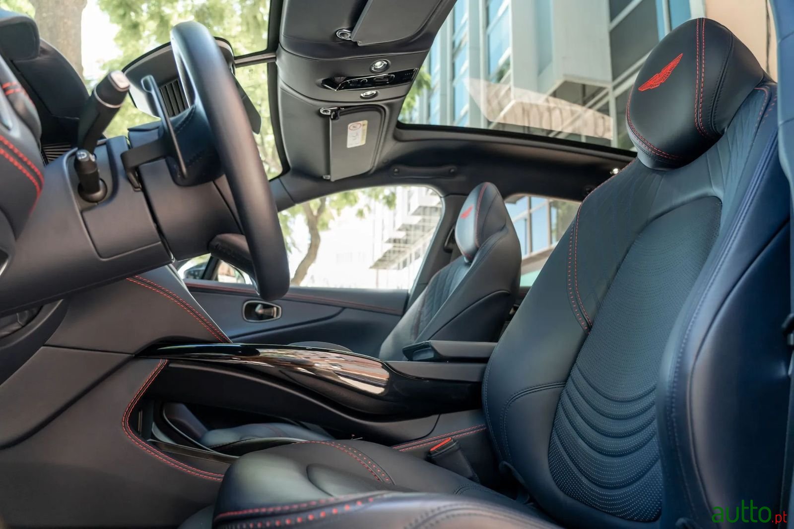 2022' Aston Martin DBX photo #6