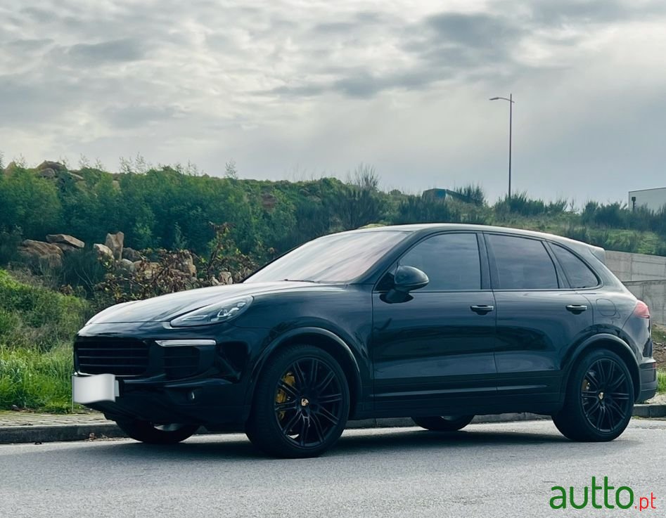 2015' Porsche Cayenne S E-Hybrid photo #1