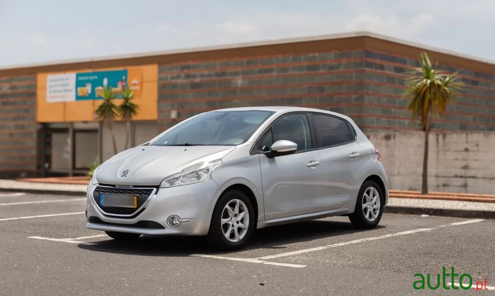 2014' Peugeot 208 1.2 Vti Active photo #1