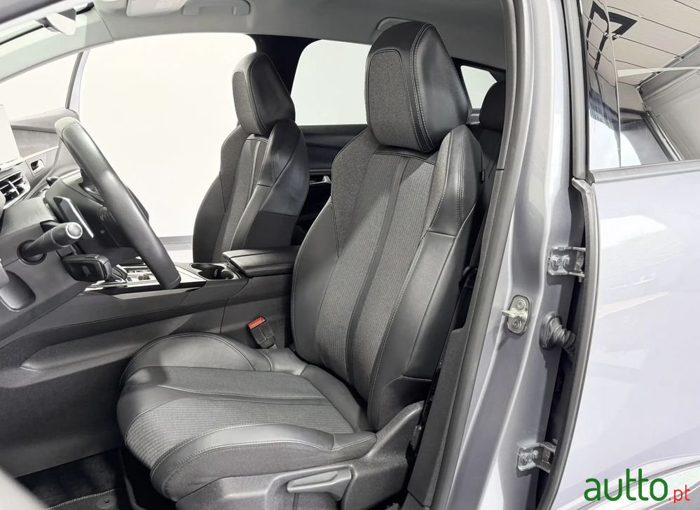 2023' Peugeot 3008 1.6 Hybrid Allure E-Eat8 photo #6