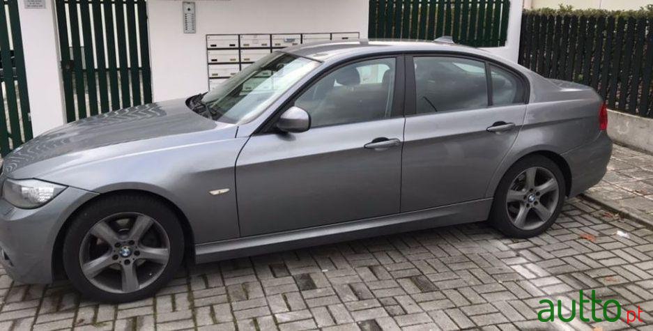 2010' BMW 320 Pack M 163Cv photo #2