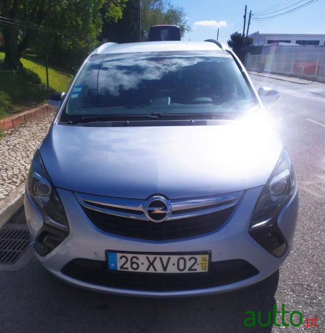 2014' Opel Zafira photo #2