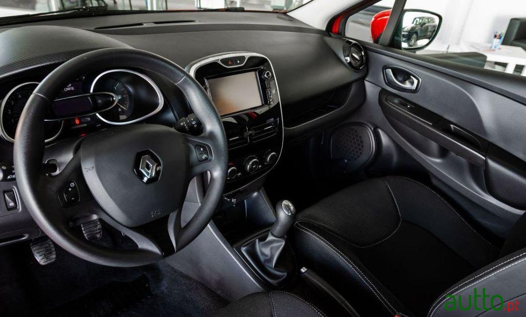 2015' Renault Clio Sport Tourer photo #2