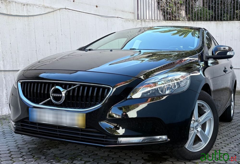 2017' Volvo V40 2.0 D2 Kinetic photo #1