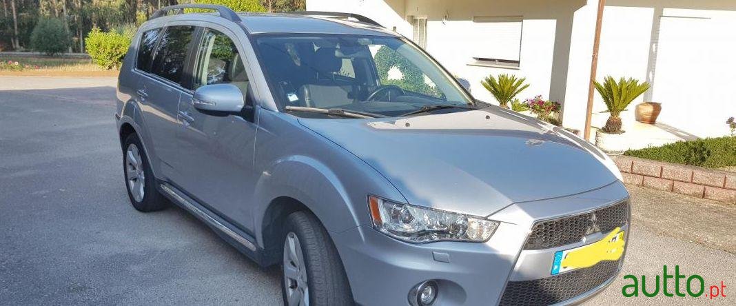 2010' Mitsubishi Outlander photo #1