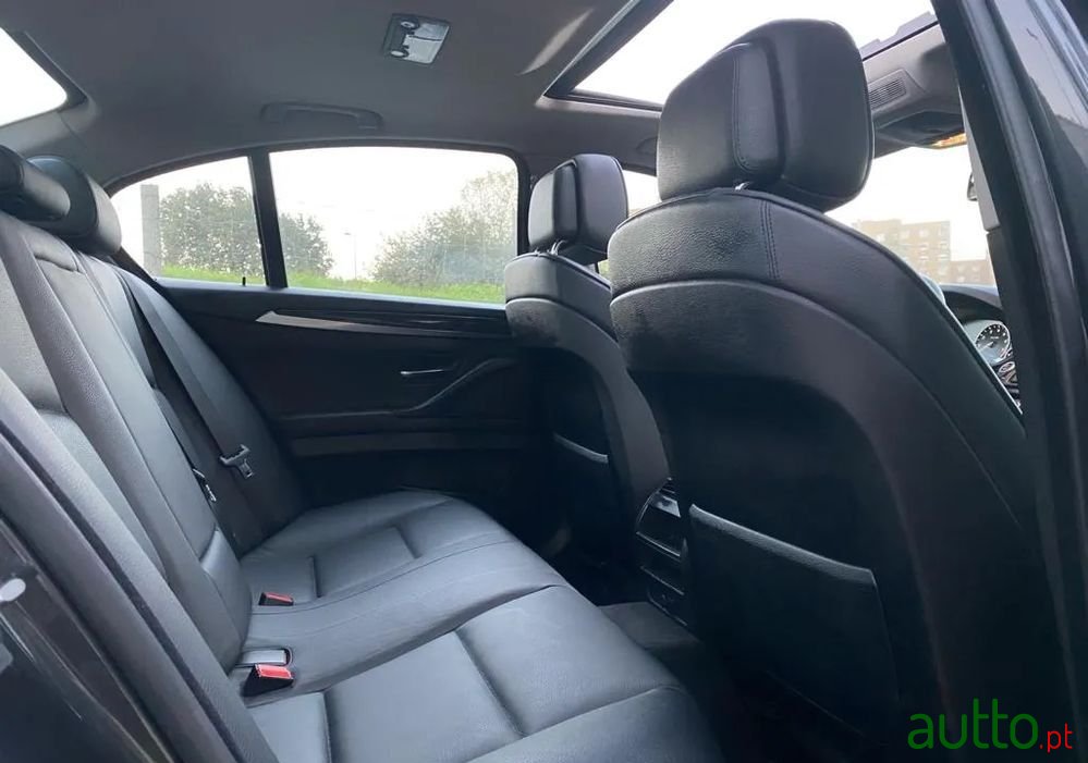 2011' BMW 530 photo #6