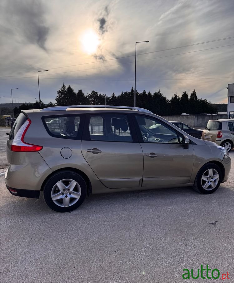 2015' Renault Grand Scenic 1.5 Dci Luxe 7L photo #2