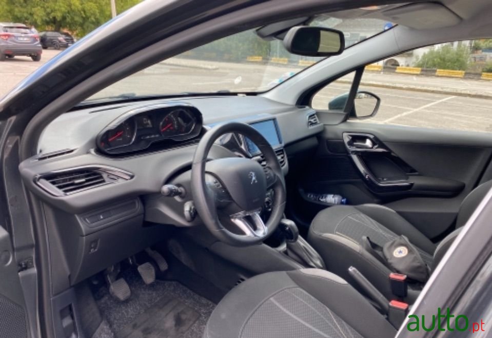 2014' Peugeot 208 photo #5