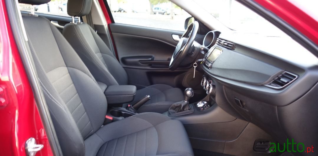 2017' Alfa Romeo Giulietta photo #6