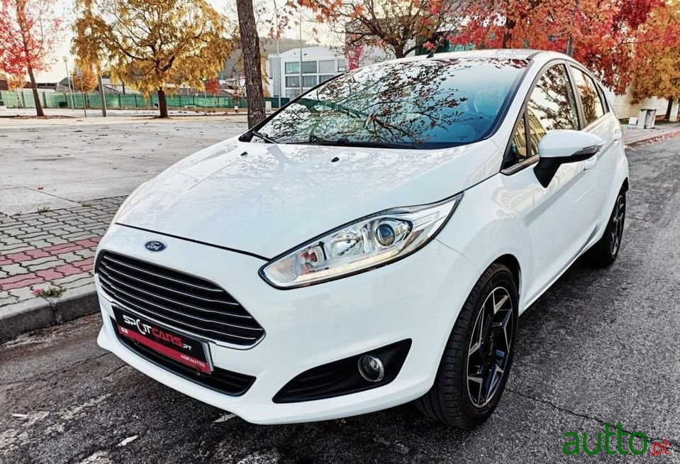 2015' Ford Fiesta photo #2