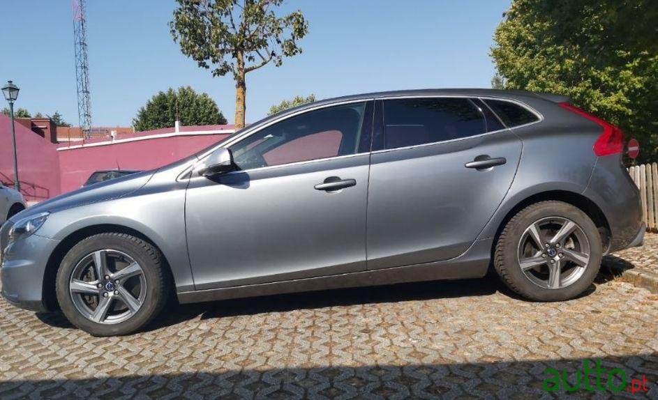 2014' Volvo V40 2.0 D4 R-Design photo #1