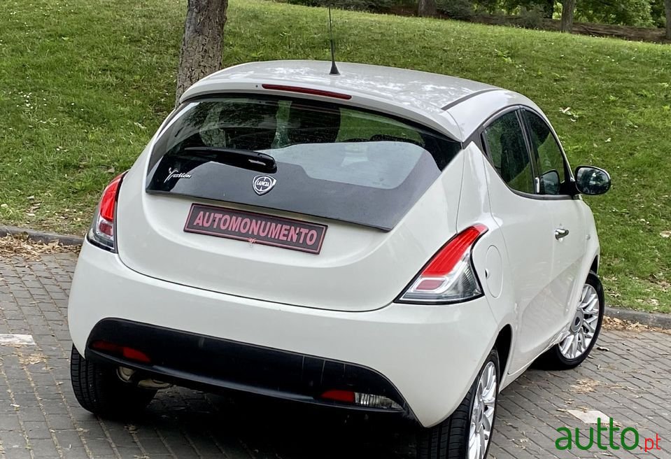 2013' Lancia Ypsilon photo #5