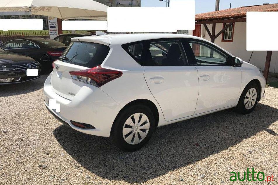 2015' Toyota Auris photo #2