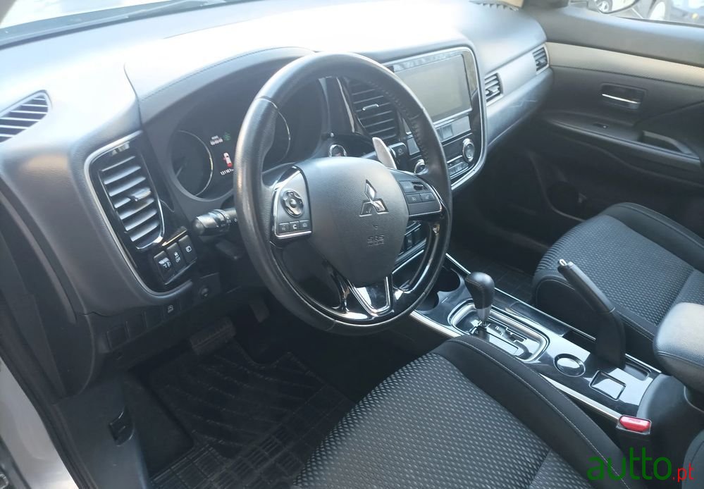 2018' Mitsubishi Outlander 2.0 Kaiteki Cvt photo #6