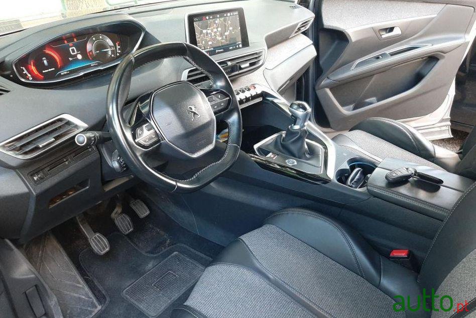 2017' Peugeot 3008 1600 Allure photo #1