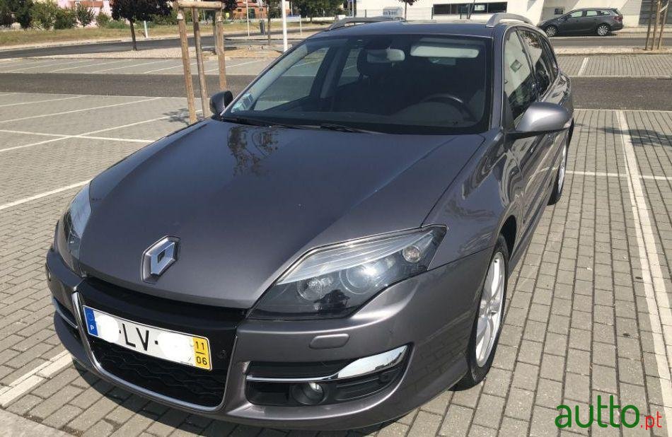 2011' Renault Laguna Break photo #4