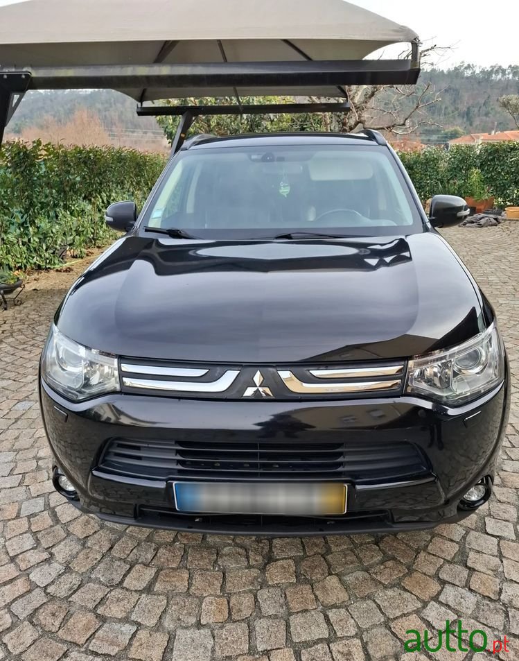 2013' Mitsubishi Outlander 2.2 Di-D Instyle photo #1