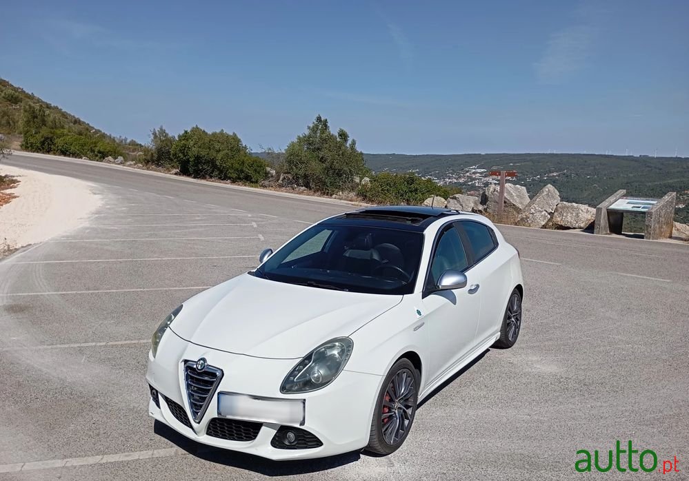 2011' Alfa Romeo Giulietta photo #1