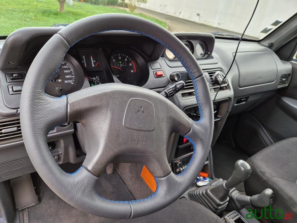 2001' Mitsubishi Pajero photo #7