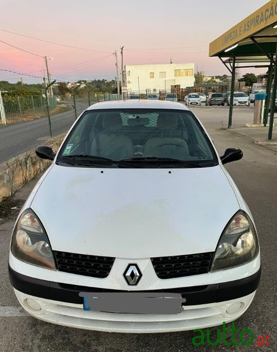 2002' Renault Clio photo #2