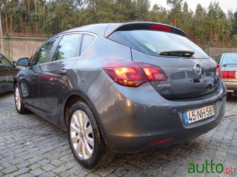 2012' Opel Astra photo #5