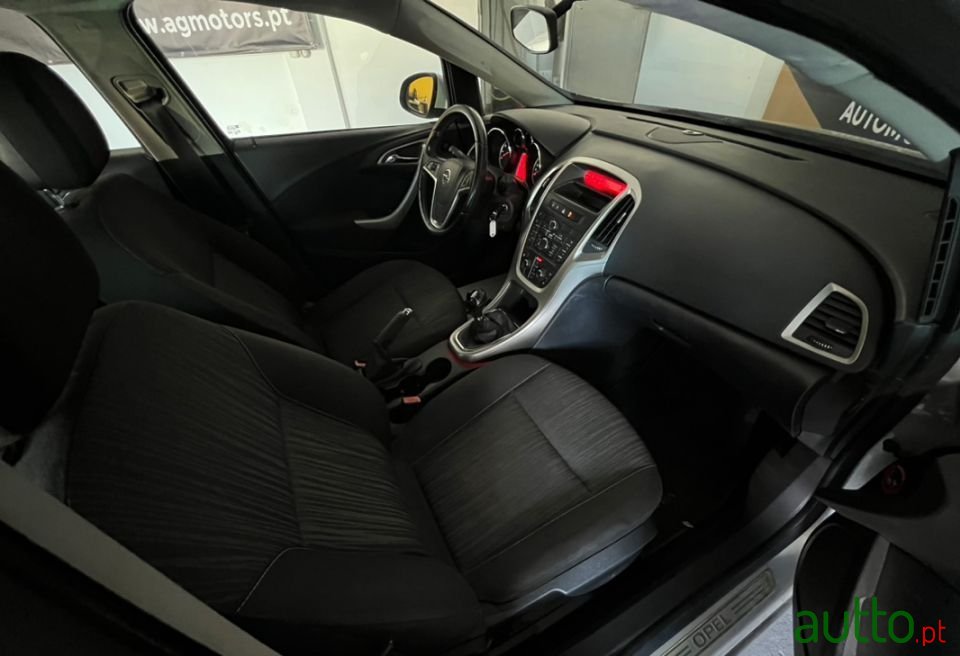 2010' Opel Astra photo #6