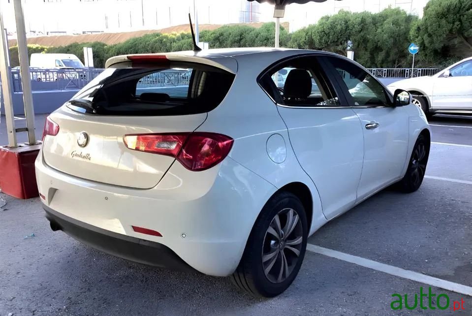 2014' Alfa Romeo Giulietta photo #3