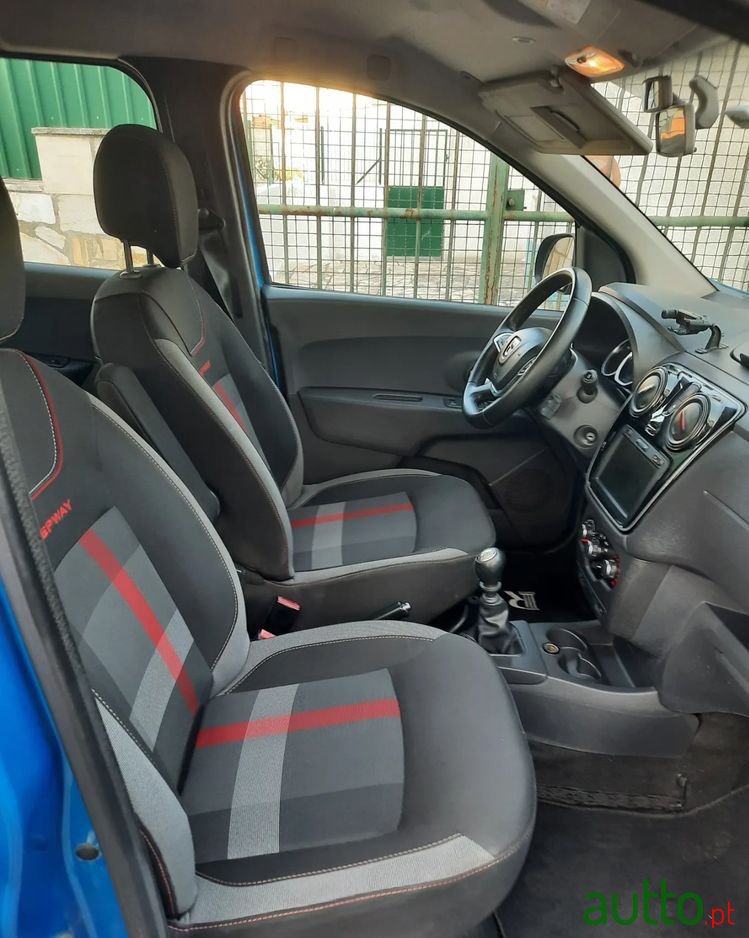 2020' Dacia Lodgy Stepway photo #4