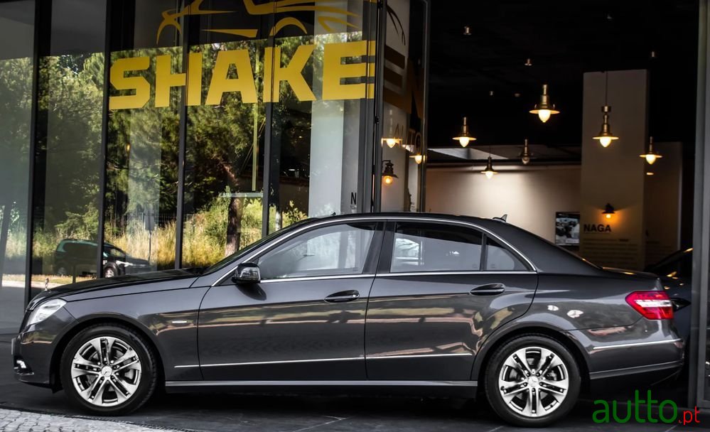 2009' Mercedes-Benz Classe E photo #2