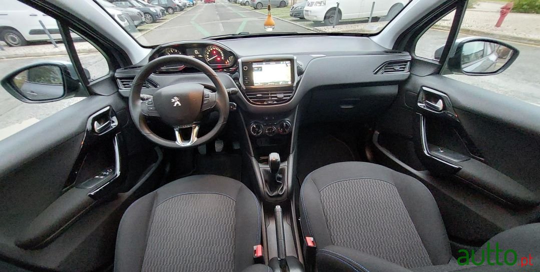 2019' Peugeot 208 photo #3