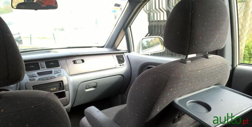 2002' Hyundai Trajet 2.0 Crdi photo #1
