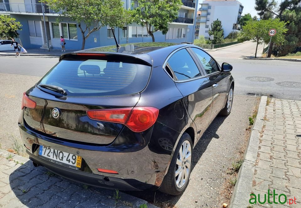 2013' Alfa Romeo Giulietta photo #2