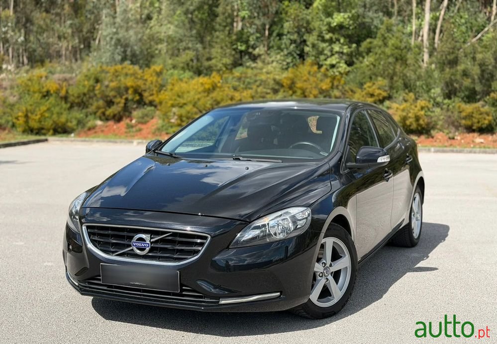 2014' Volvo V40 D2 Momentum photo #1