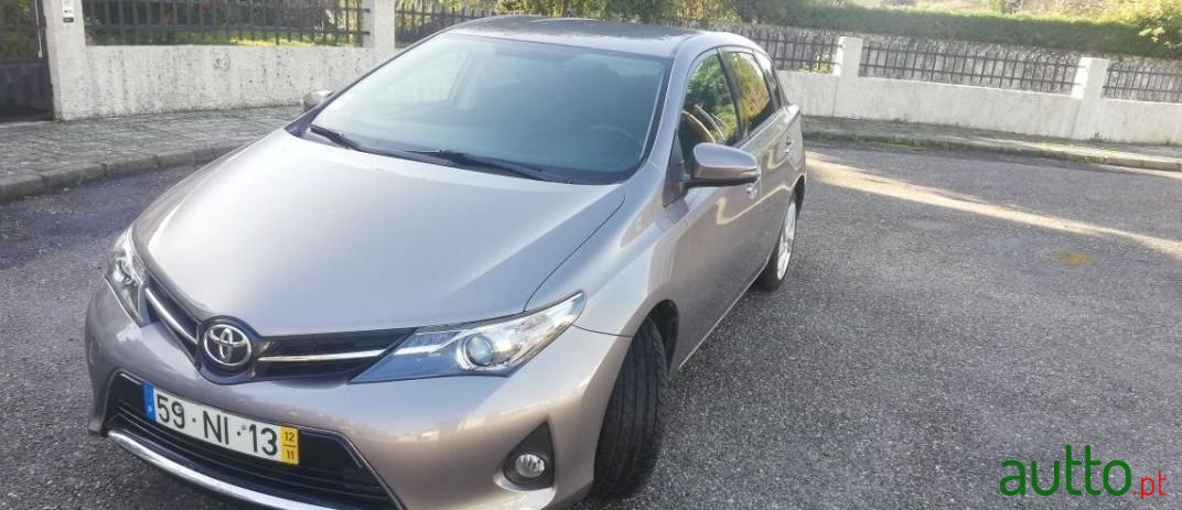 2012' Toyota Auris photo #3