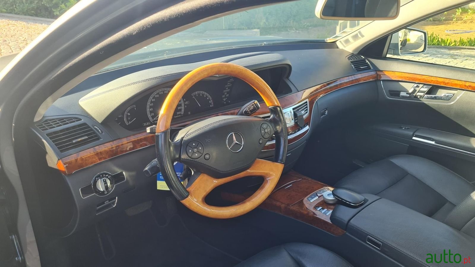 2011' Mercedes-Benz S-250 photo #3