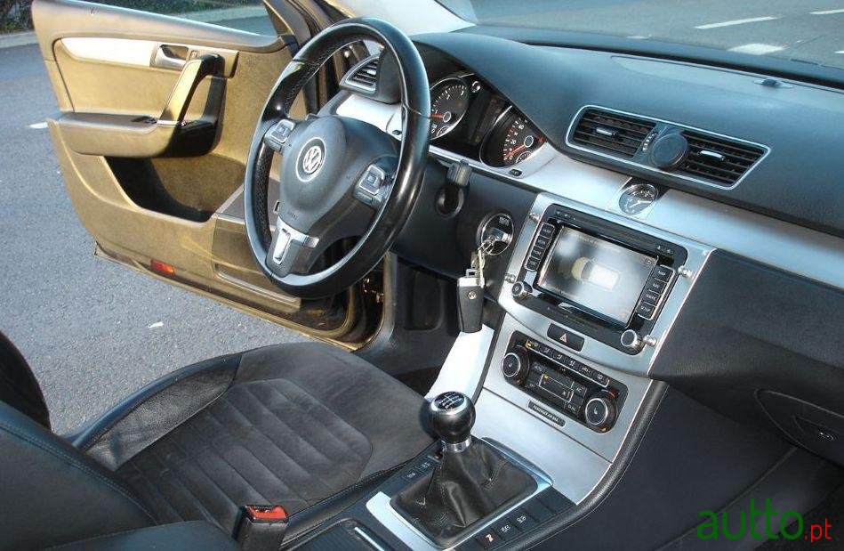 2011' Volkswagen Passat Variant photo #3