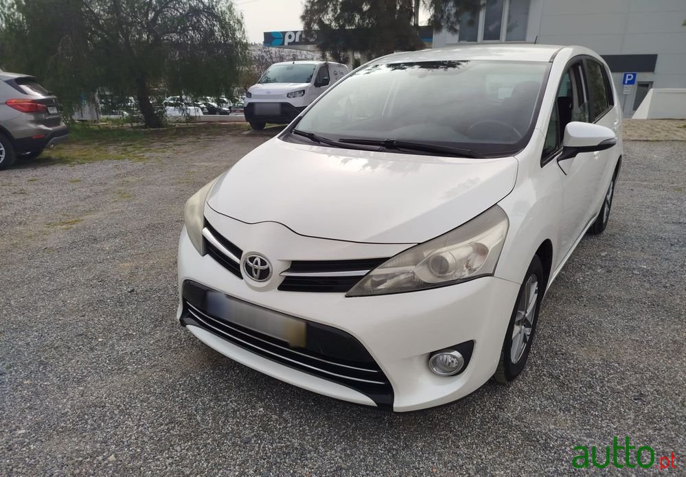 2015' Toyota Verso photo #1