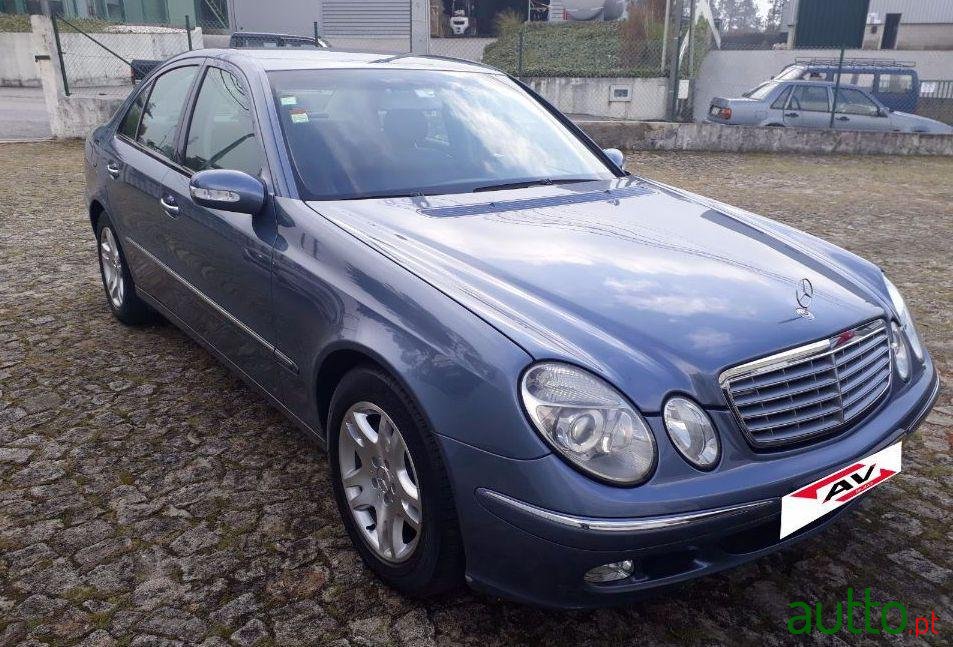 2004' Mercedes-Benz E-220 Cdi photo #1