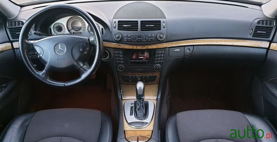 2005' Mercedes-Benz E 220 photo #4