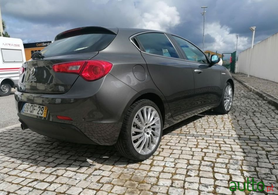 2012' Alfa Romeo Giulietta photo #2