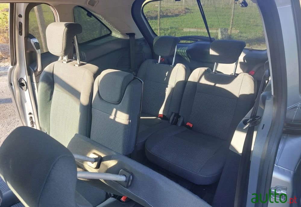 2011' Ford Grand C-MAX photo #4