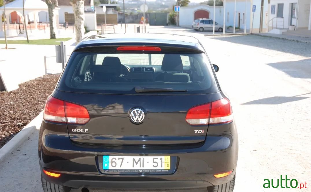 2011' Volkswagen Golf photo #2