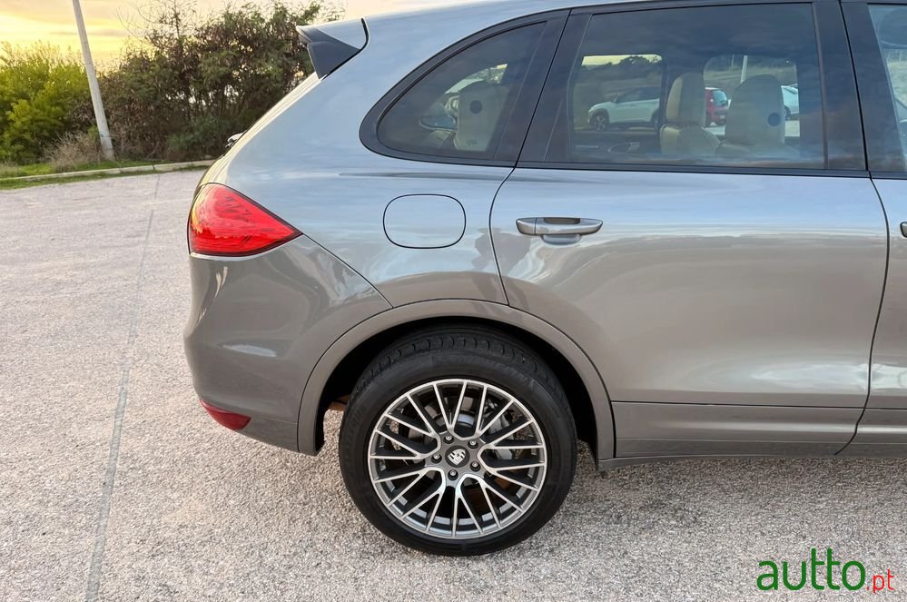 2011' Porsche Cayenne S Hybrid photo #4