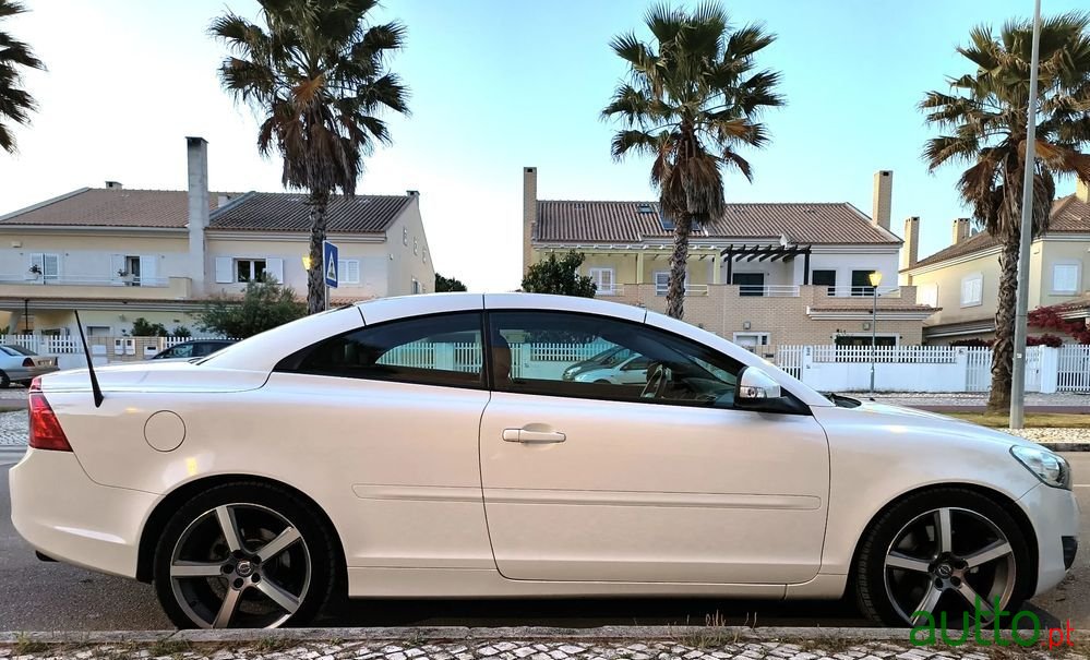 2011' Volvo C70 D3 Momentum photo #6